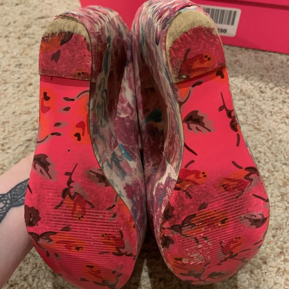 Betsey Johnson rose corset back wedge heels 5.5 - Picture 5 of 5